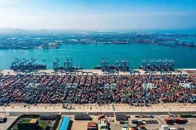山东港口青岛港自动化码头:装卸效率第九次刷新世界纪录